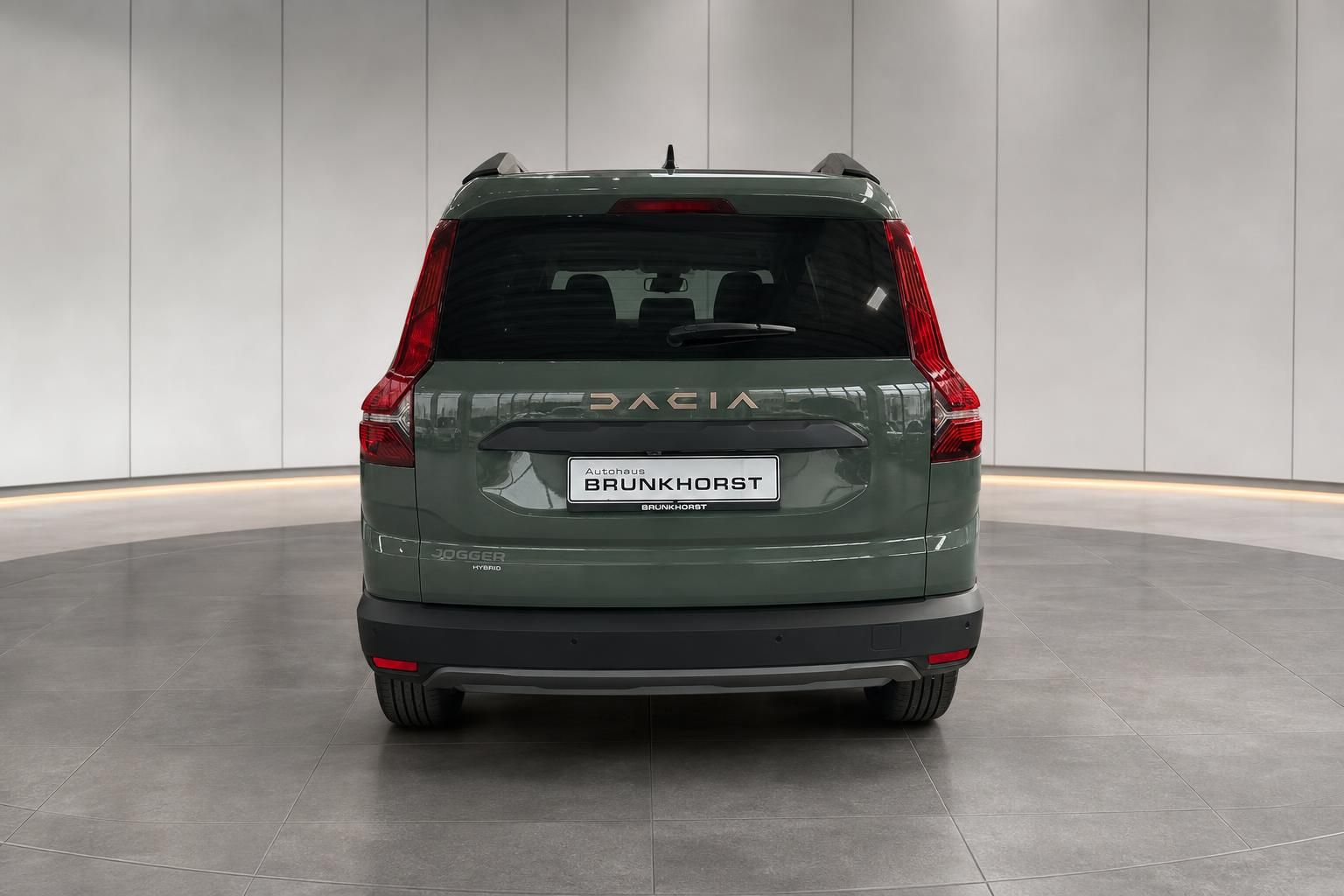 Dacia Jogger Hybrid in grüner Metallic-Lackierung - Heckansicht im modernen Autohaus Brunkhorst