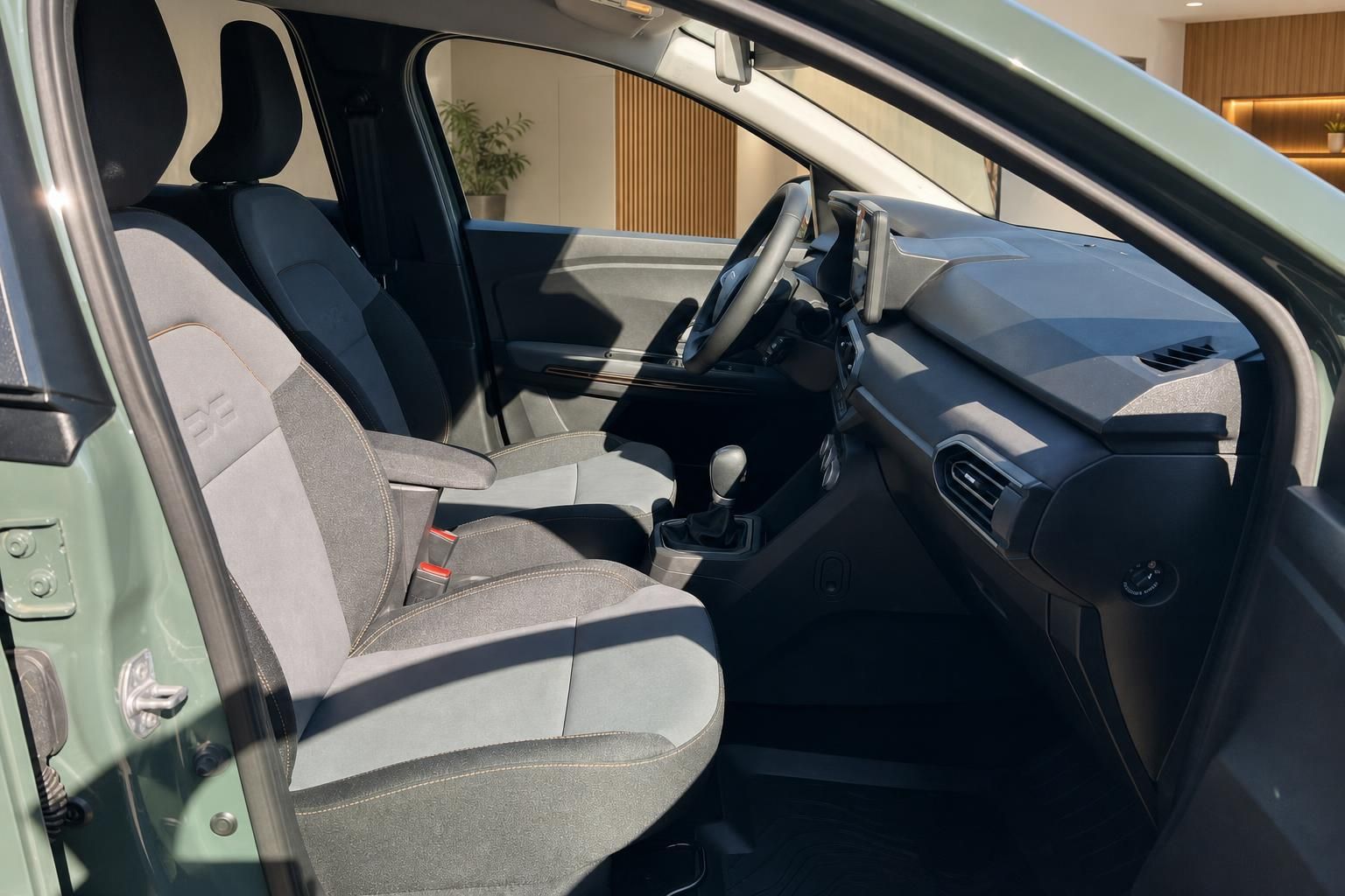 Dacia Jogger Innenraum - komfortable Sitze in grau mit modernem Design und praktischer Ausstattung