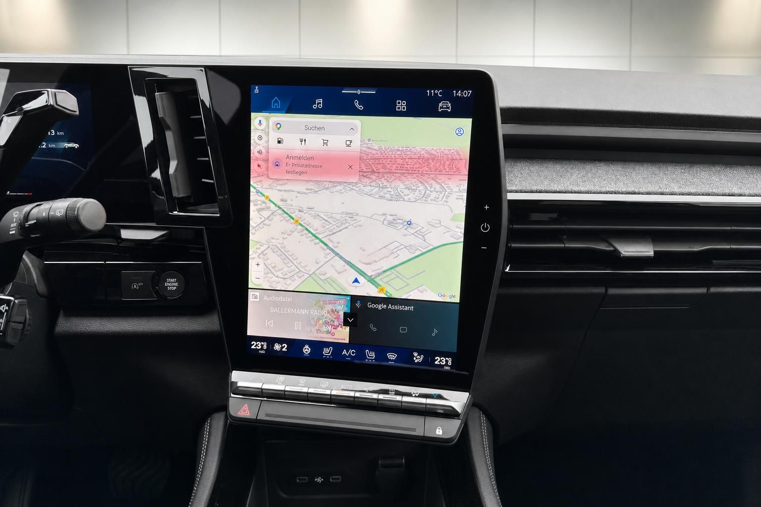 Großer Touchscreen im Fahrzeug-Innenraum mit Navigationssystem und Google Assistant