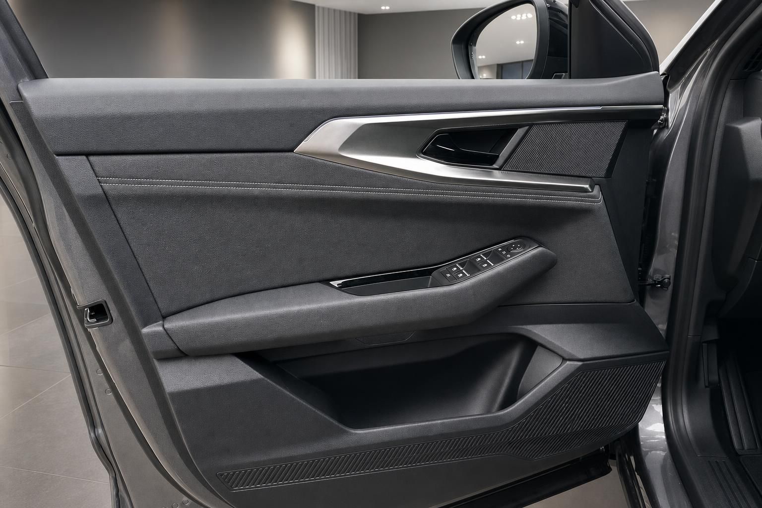 Elegante Fahrzeugtür-Innenverkleidung mit Chrom-Akzenten und Fensterheberknöpfen