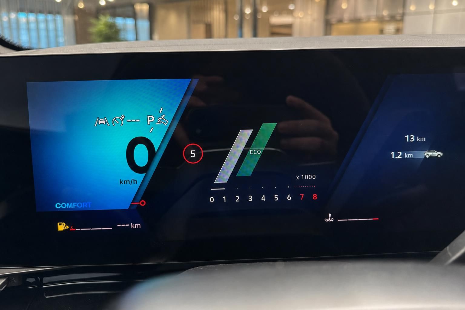 Digitales Armaturenbrett Display mit Geschwindigkeitsanzeige und ECO Modus