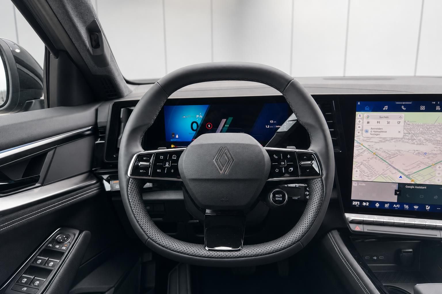 Modernes Fahrzeug-Cockpit mit digitalem Armaturenbrett und Lenkrad mit Renault-Logo