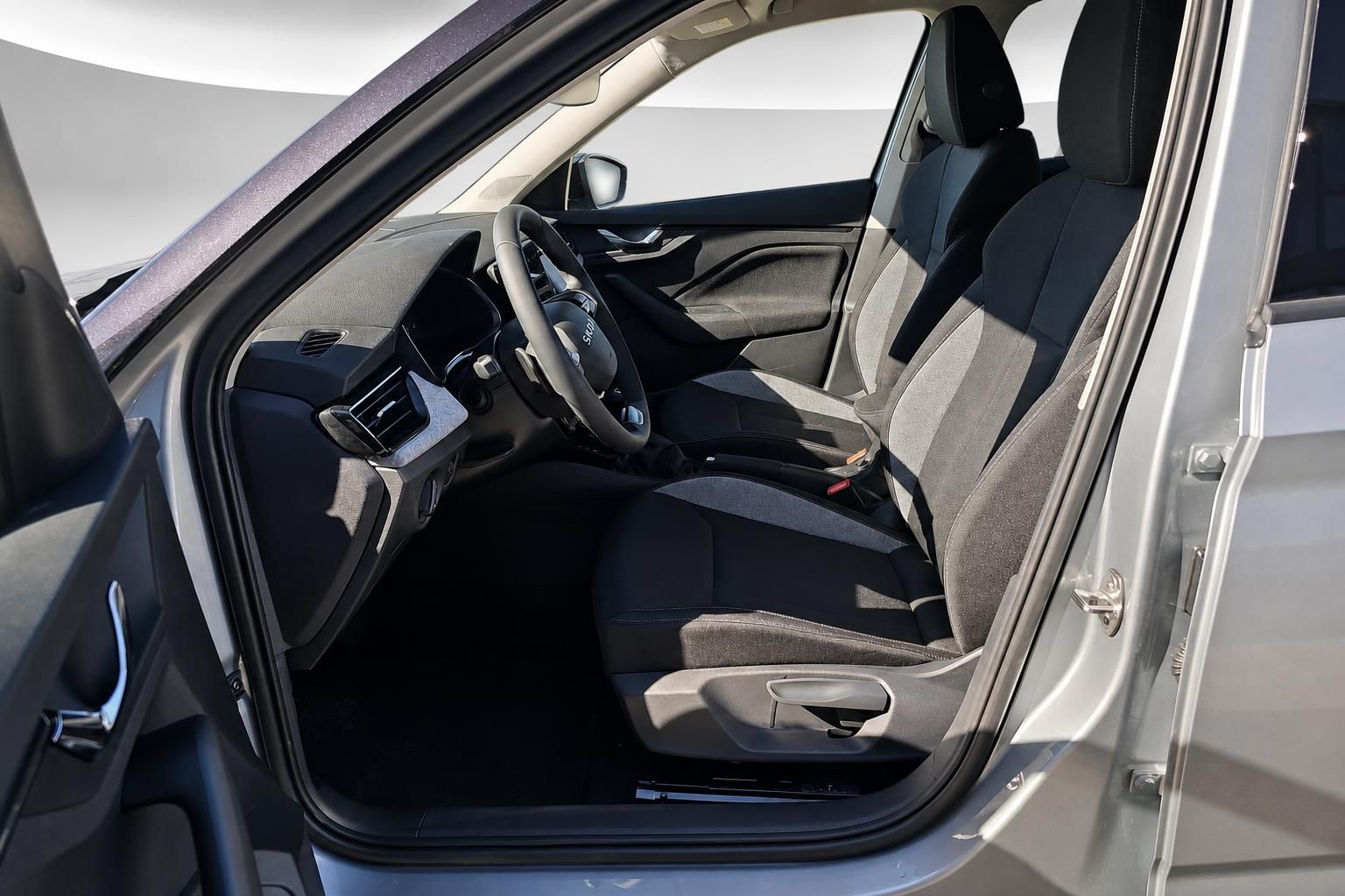 Skoda Innenraum Vordersitze und Cockpit mit geoeffneter Fahrertuer