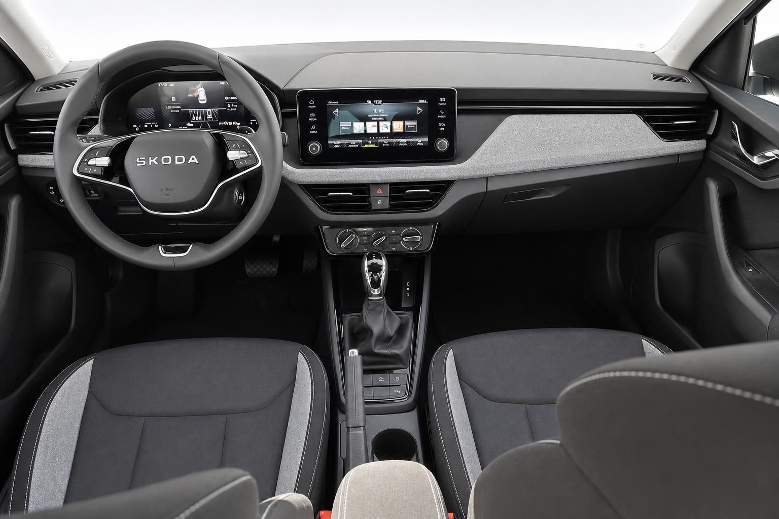 Skoda Cockpit mit Lenkrad und Infotainment-Display im Innenraum