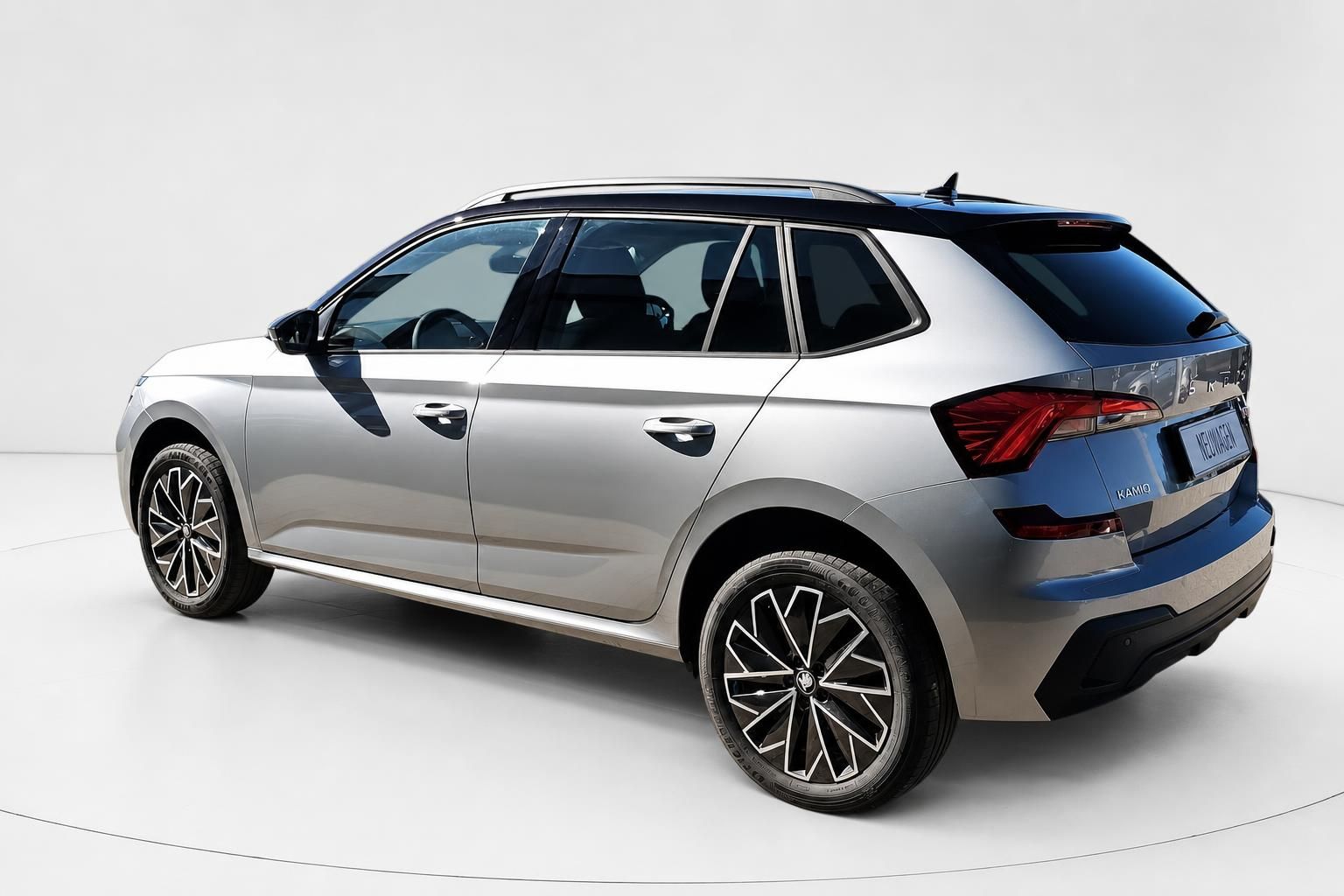 Skoda Kamiq Silber, Heckansicht schraeg von hinten