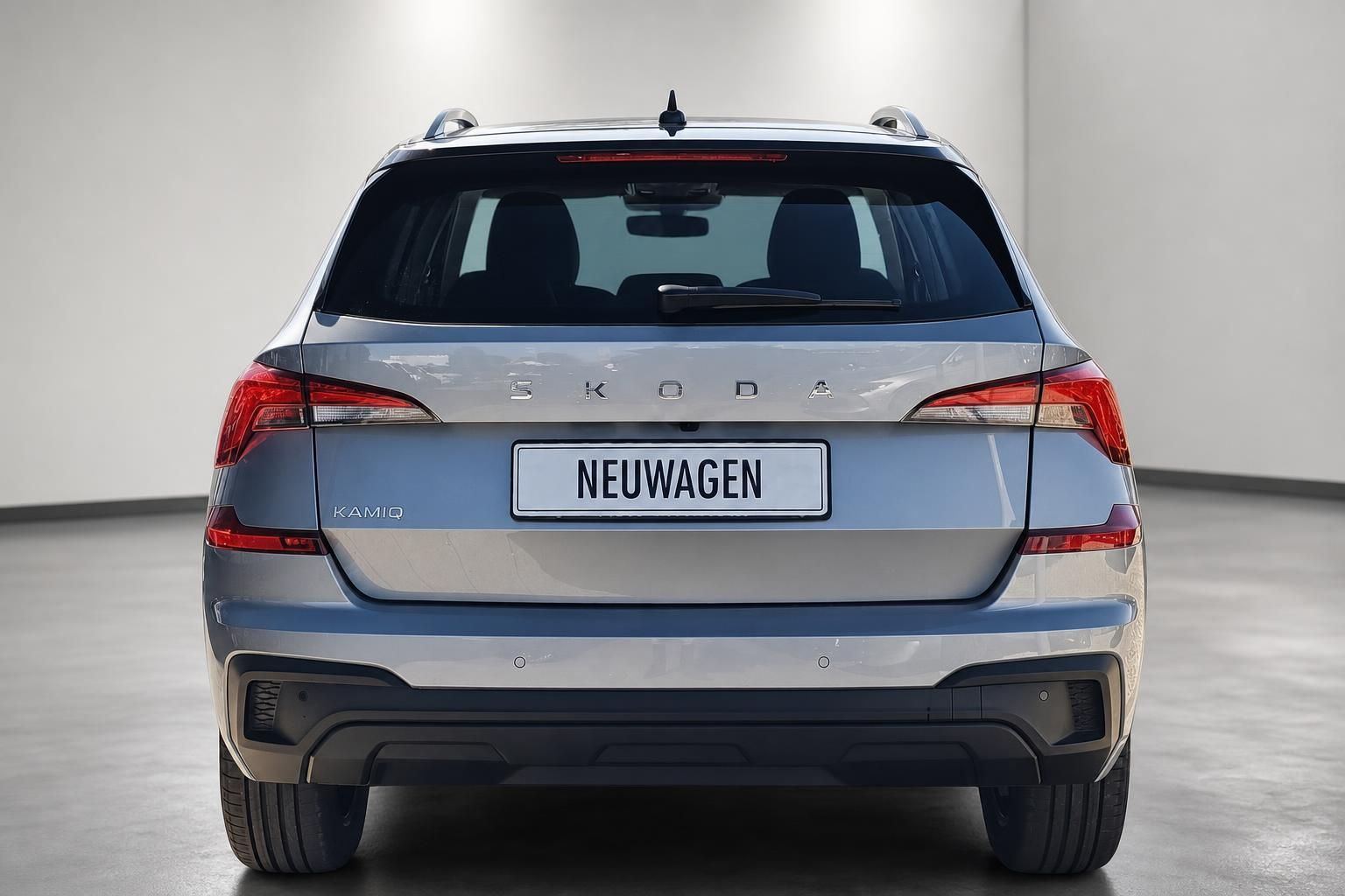 Skoda Kamiq Neuwagen Heckansicht in Silber Studioaufnahme