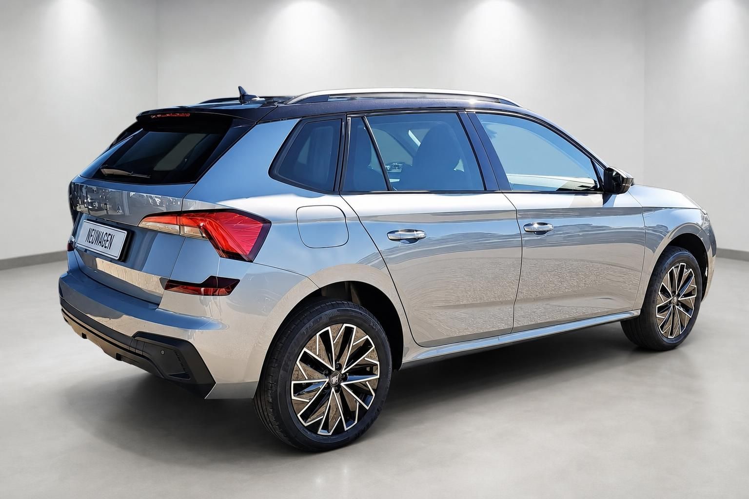 Skoda Neuwagen Heck-Seitenansicht in Beige mit Panoramadach