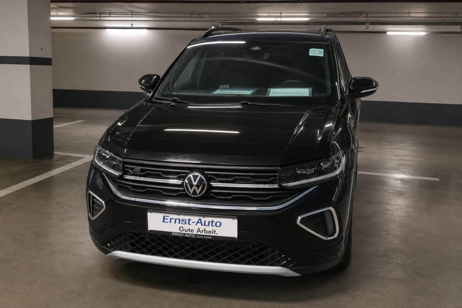 VW T-Cross schwarz Frontansicht in Parkhaus – Kühlergrill mit VW Logo und Kennzeichenhalter Ernst-Auto