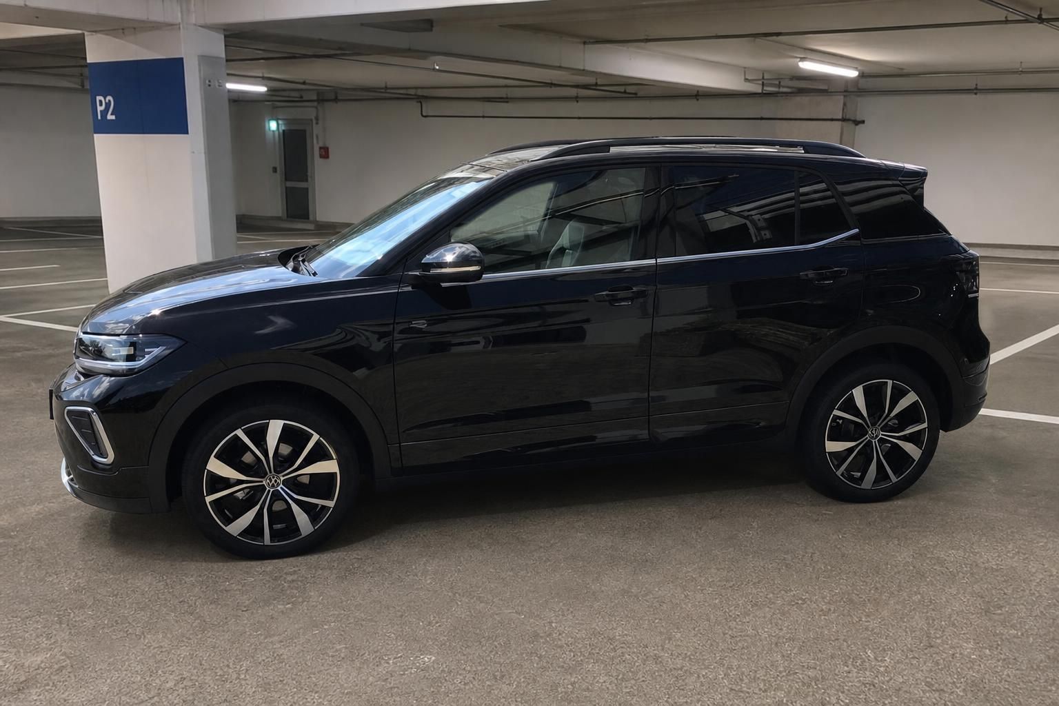 VW T-Cross schwarz Seitenansicht links in Parkhaus – Kompakt-SUV mit Leichtmetallfelgen
