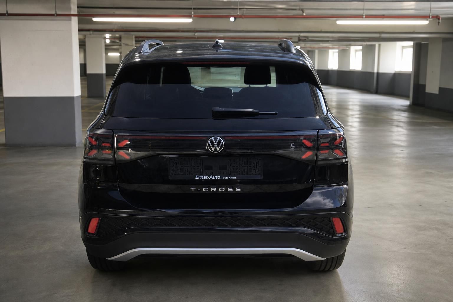 VW T-Cross schwarz Heckansicht in Parkhaus – Rückleuchten und T-Cross Schriftzug