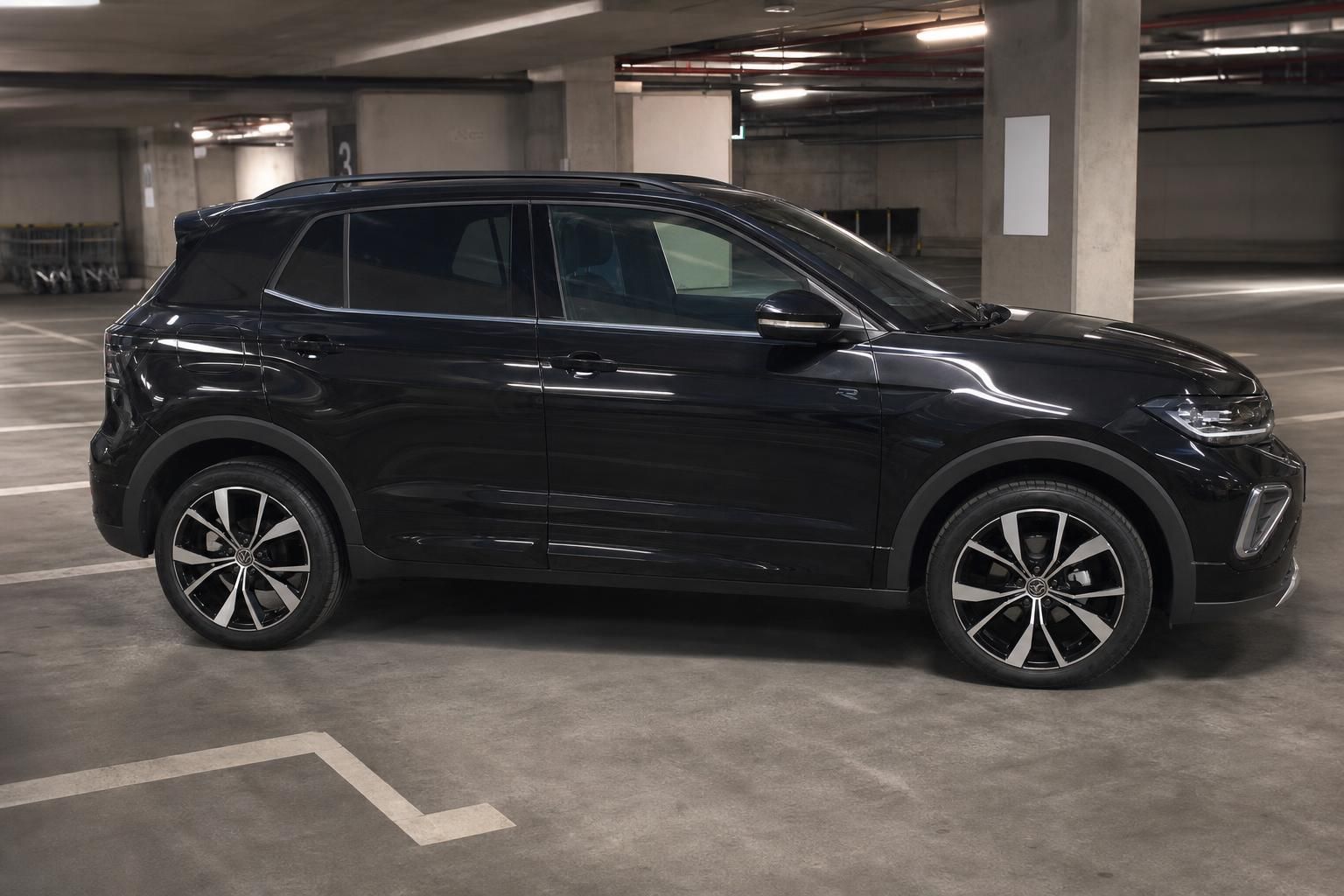 VW T-Cross schwarz Seitenansicht rechts in Parkhaus – SUV mit R-Line Felgen