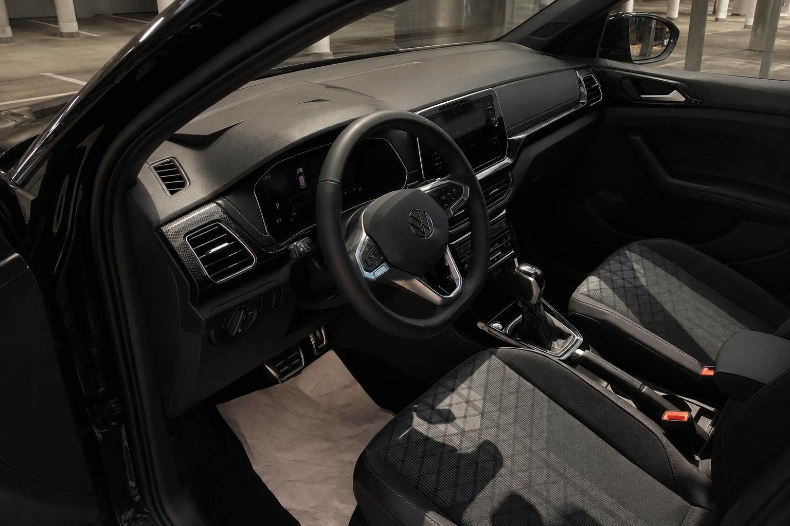 VW T-Cross Innenraum – Cockpit mit Lenkrad, Touchscreen, Schaltung und Stofbezüge