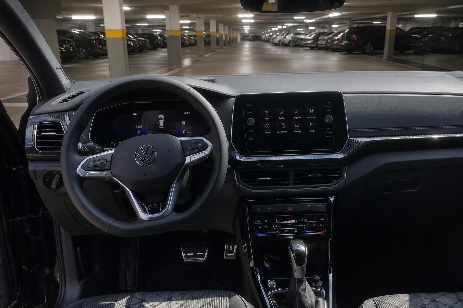 VW Innenraum mit Lenkrad, Digitaltacho und Touchscreen-Infotainment – Cockpit Ansicht