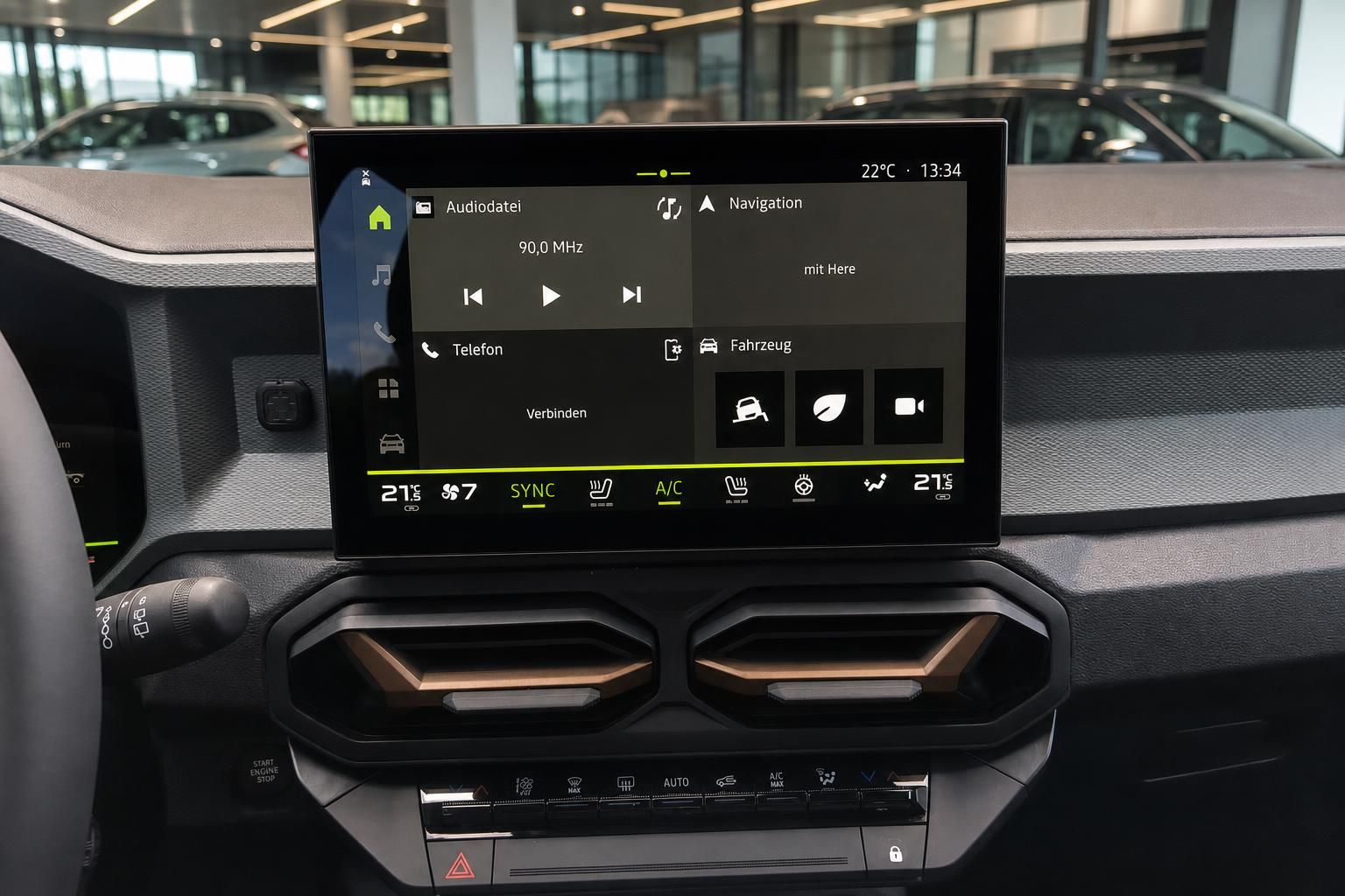 Infotainment-Touchscreen mit Navigation und Klimabedienung im Auto