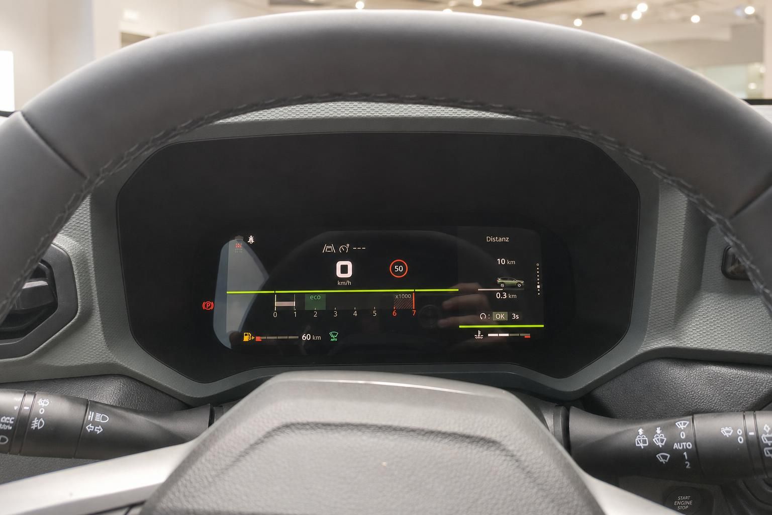 Digitales Kombiinstrument mit Tacho und Lenkrad im Fahrzeuginnenraum