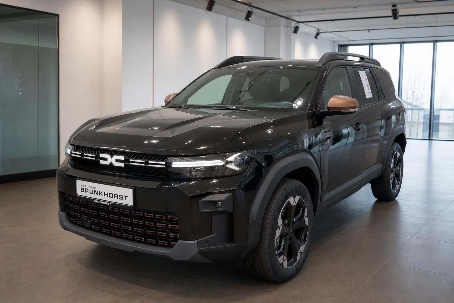 Dacia Bigster schwarz Frontansicht seitlich im Autohaus Brunkhorst Showroom