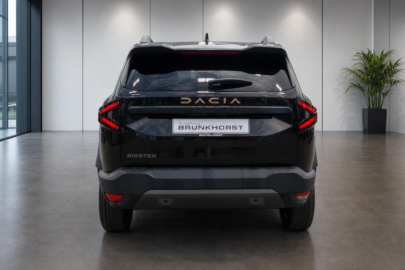 Dacia Bigster schwarz Heckansicht mit Rückleuchten im Autohaus Brunkhorst