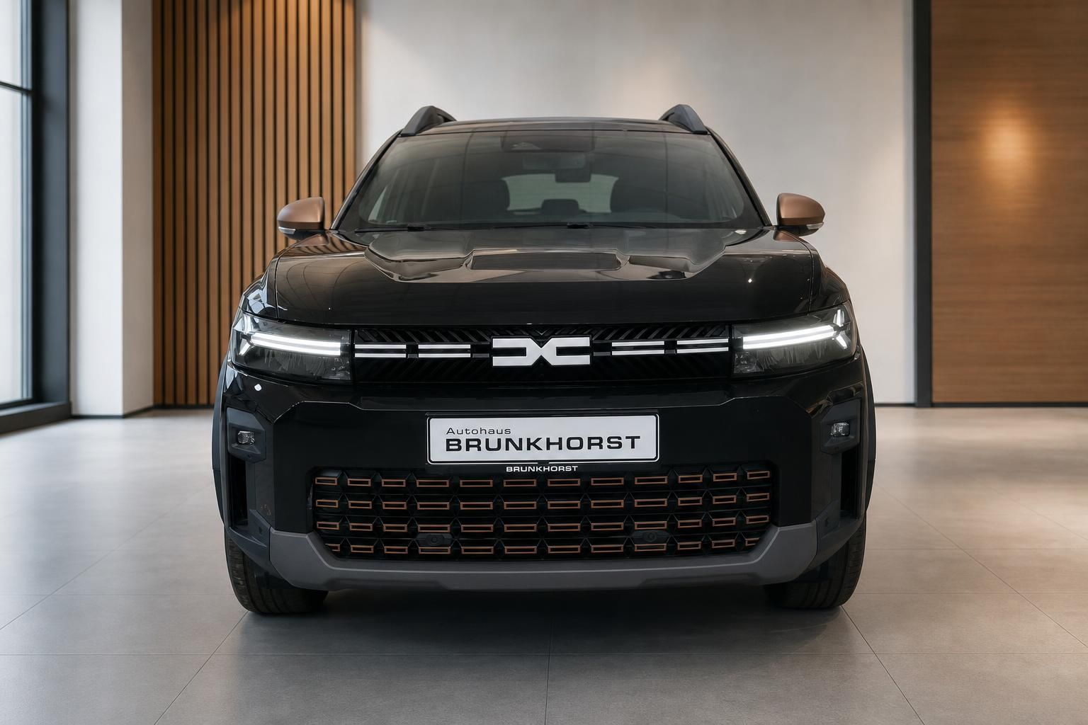 Dacia Bigster schwarz Frontansicht mit LED-Scheinwerfern im Showroom