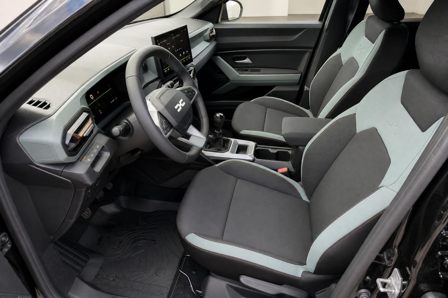 Dacia Bigster Innenraum Vordersitze und Armaturenbrett Detailansicht