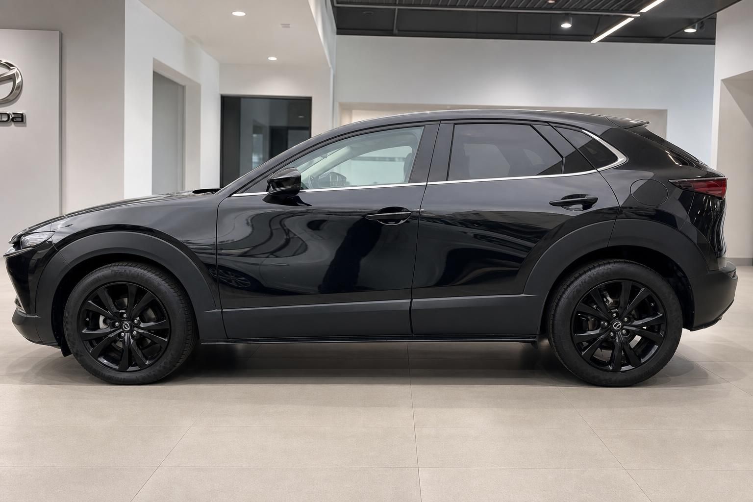 Mazda CX-30 schwarz, Seitenansicht im Autohaus