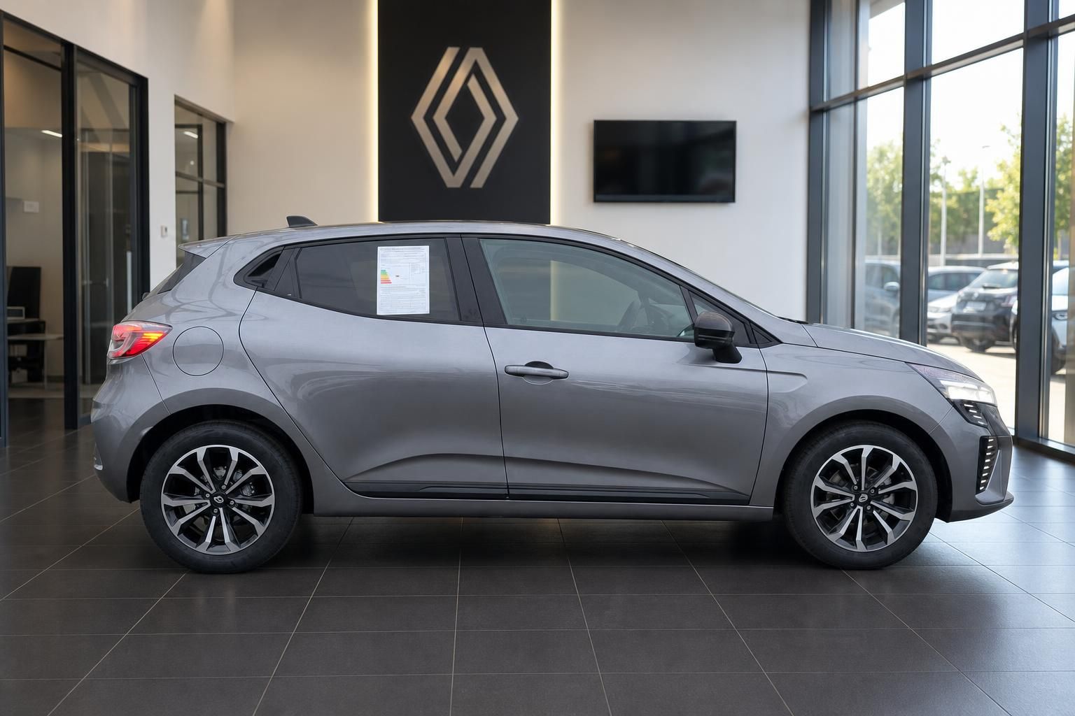 Renault Clio grau Seitenansicht im Showroom mit Renault Logo
