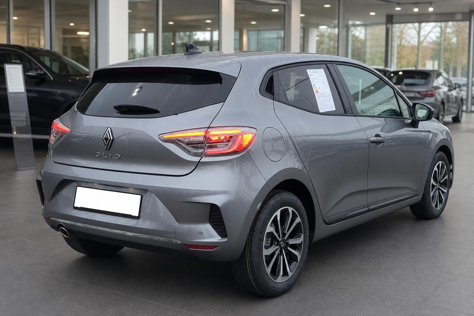 Renault Clio grau Heckansicht schräg im Autohaus