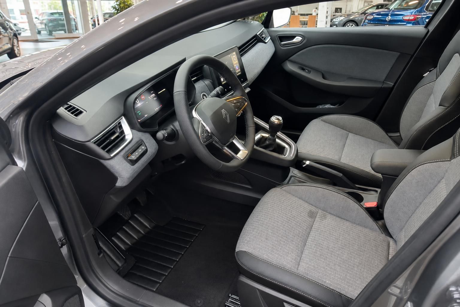 Renault Clio Innenraum Cockpit mit Lenkrad und Sitzen