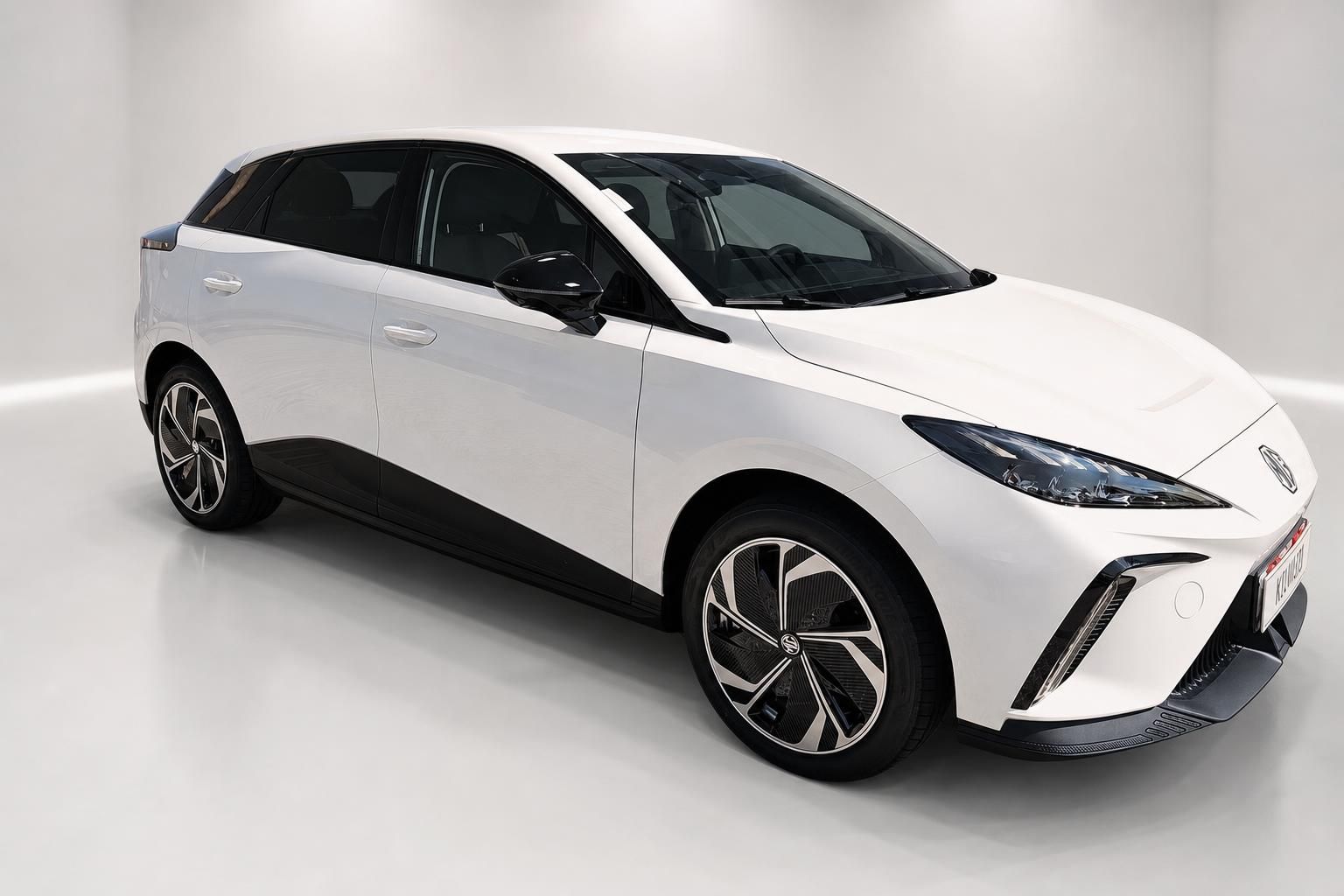 MG SUV weiß, Frontansicht schräg im Studio