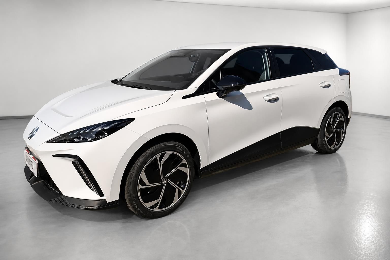 MG SUV weiß, schräge Frontansicht im Showroom