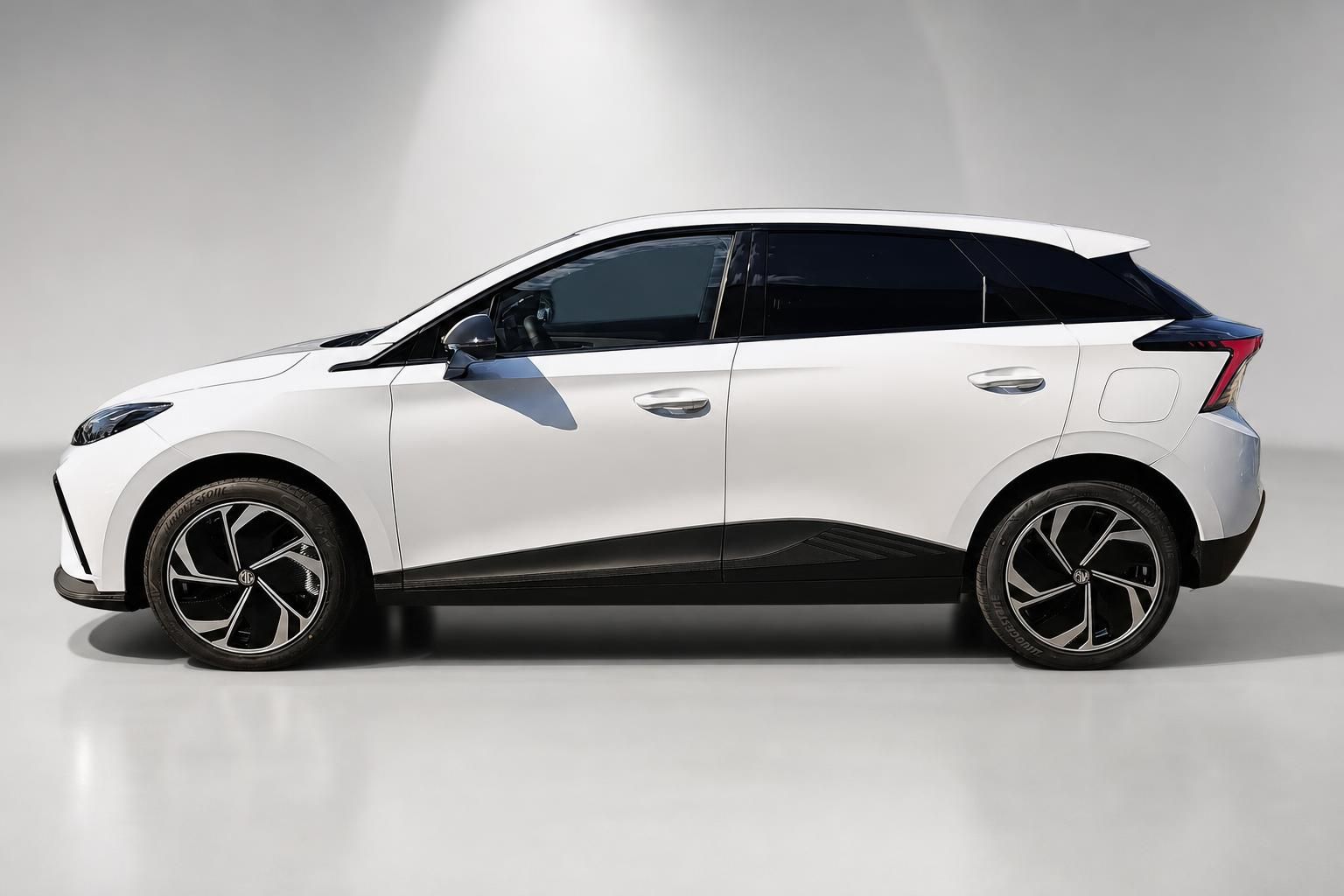 MG SUV weiß, Seitenansicht im Fotostudio