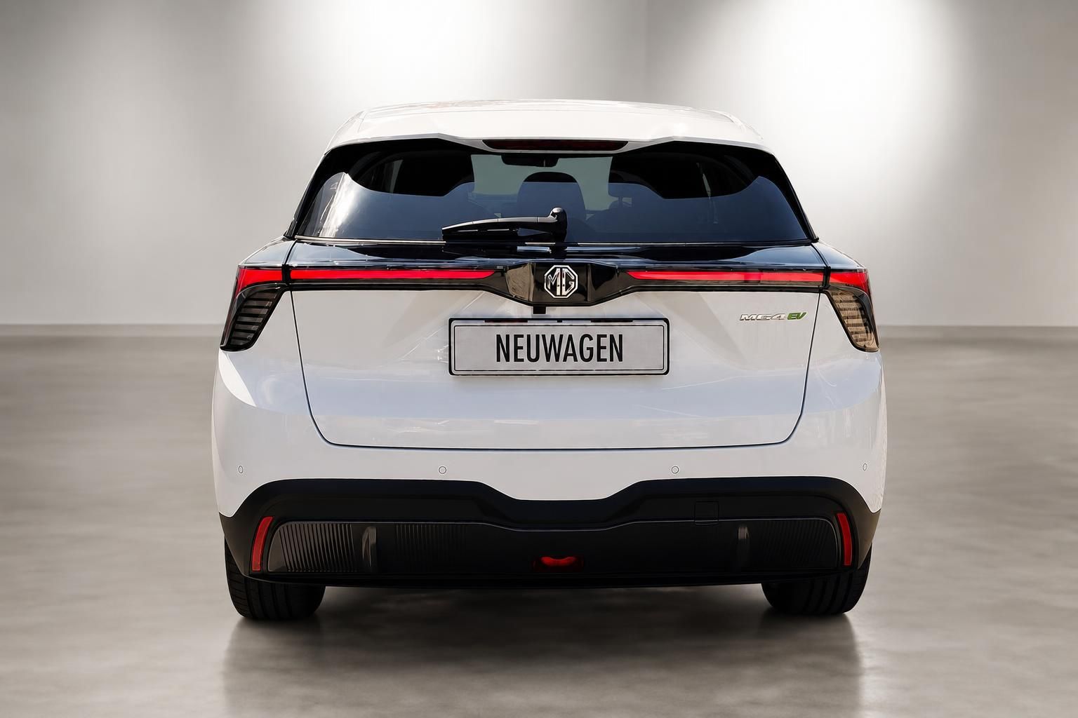 MG 4 EV weiß Heckansicht frontal Elektroauto Neuwagen Studioaufnahme