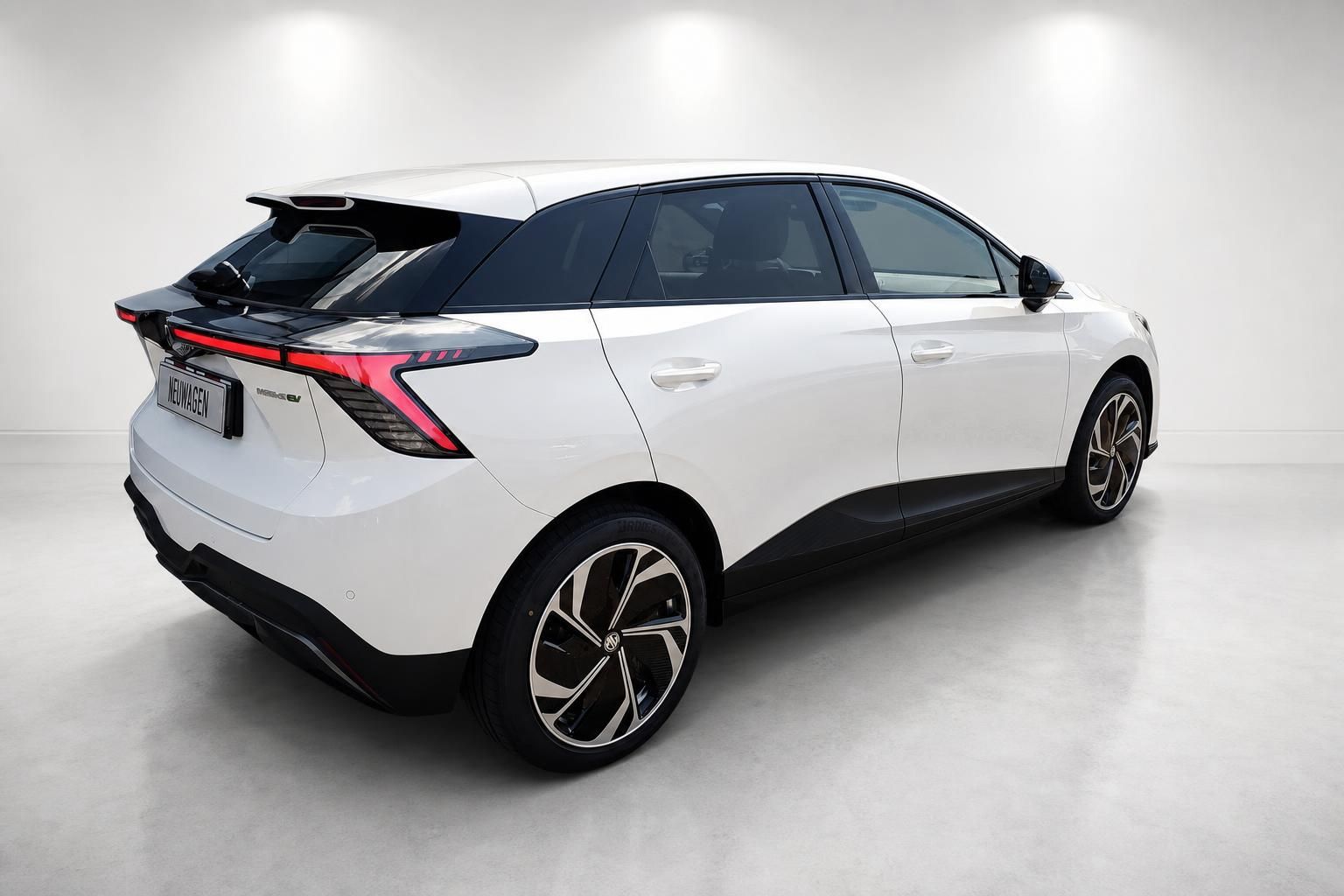 MG 4 EV weiß Heckansicht seitlich Elektroauto Neuwagen Studiofoto