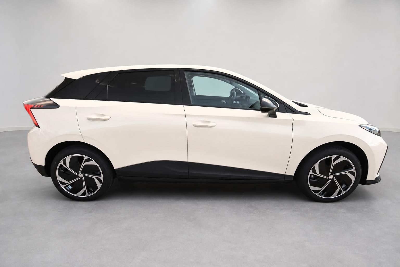 MG 4 EV weiß Seitenansicht Elektroauto Kompaktwagen im Studio