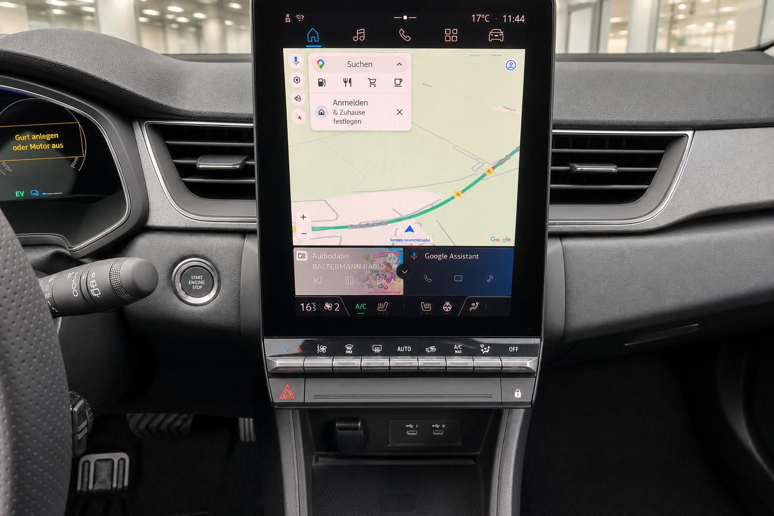 Fahrzeug Innenraum Infotainment-Display mit Google Maps Navigation und Klimabedienung