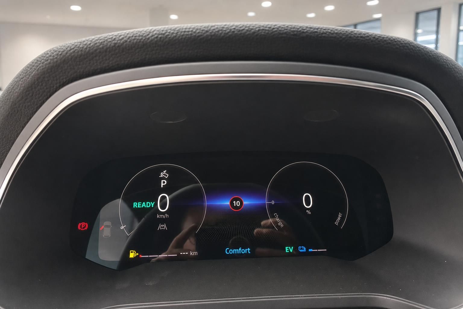 Digitales Kombiinstrument Renault Elektrofahrzeug mit Tacho, Ladeanzeige und EV-Modus im Innenraum