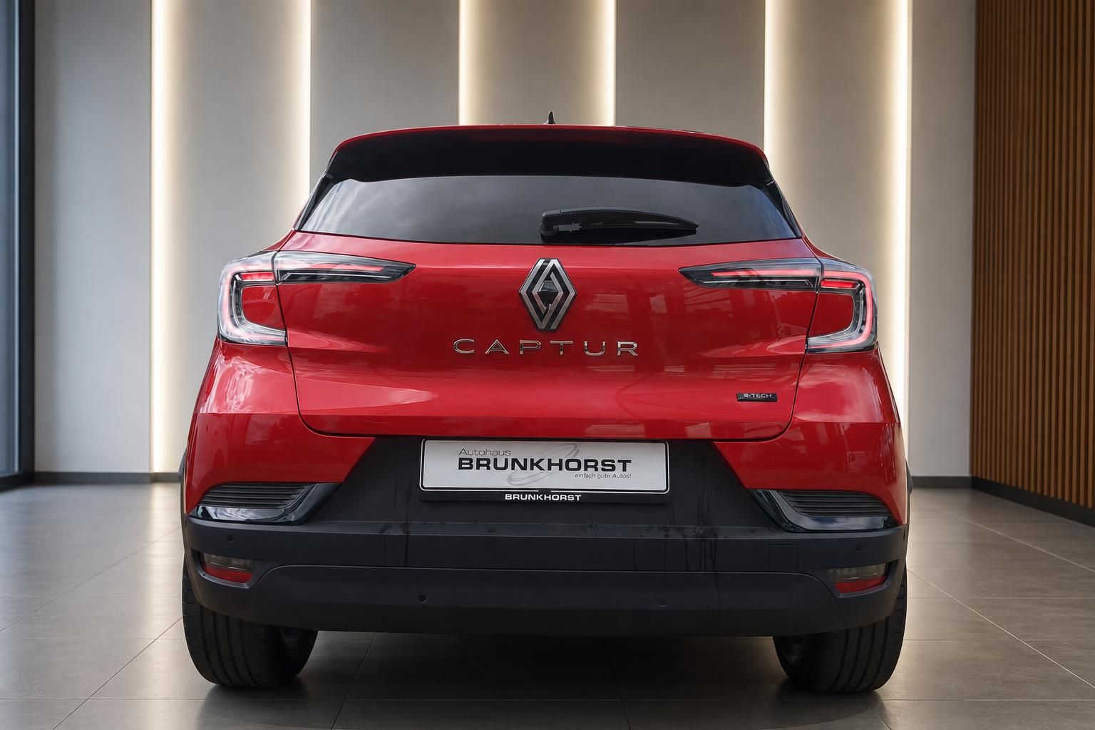 Renault Captur E-Tech rot – Heckansicht im Autohaus Brunkhorst Showroom