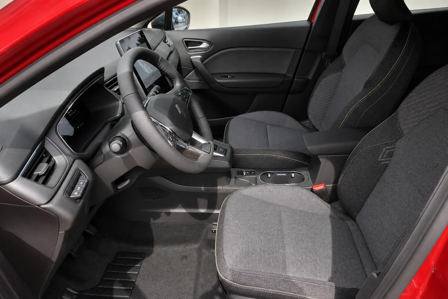Renault Captur Innenraum – Fahrersitz, Lenkrad und Mittelkonsole in schwarzem Stoff