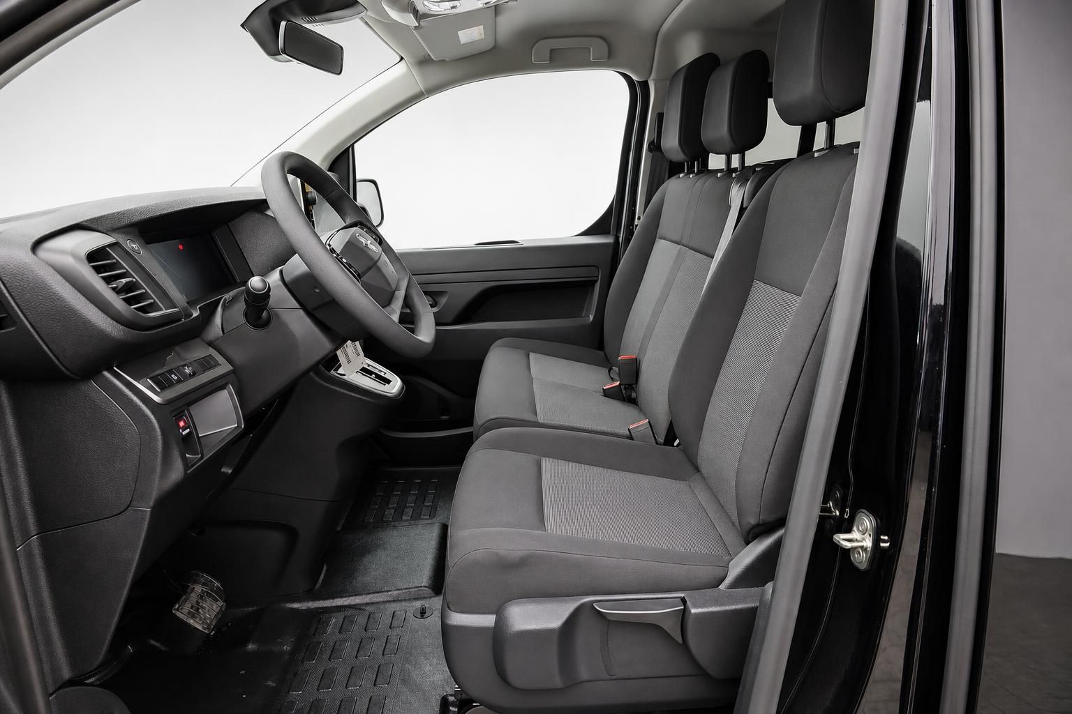 Opel Vivaro Innenraum, Fahrersitz und Lenkrad Detail