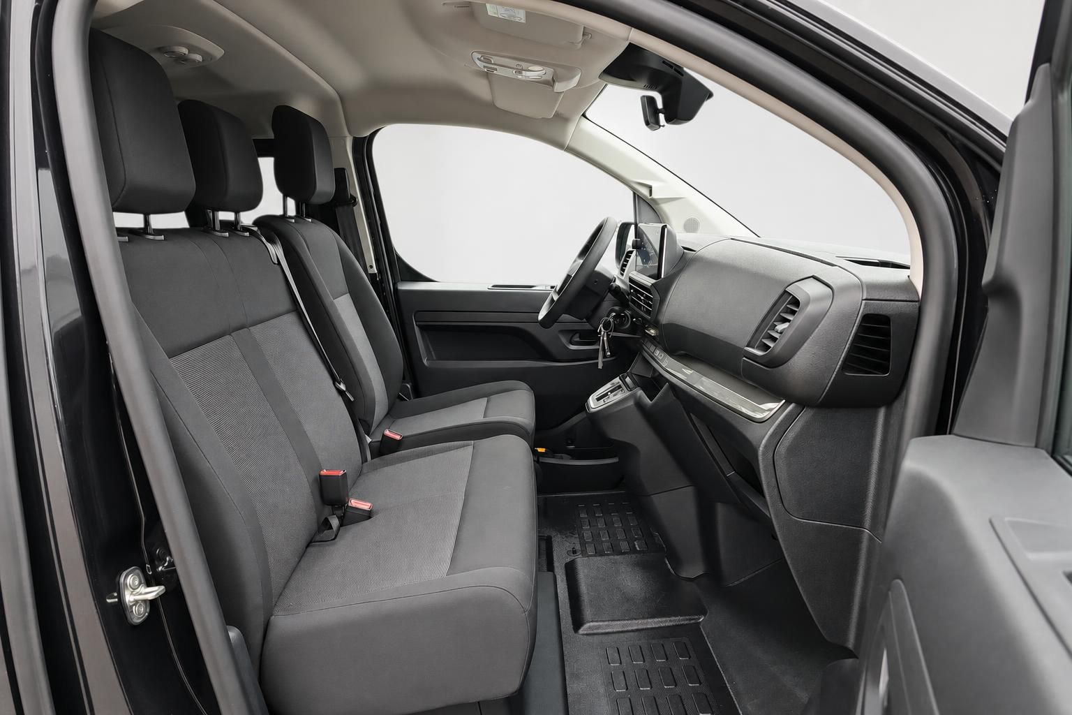 Opel Vivaro Innenraum, Vordersitze und Cockpit Ansicht