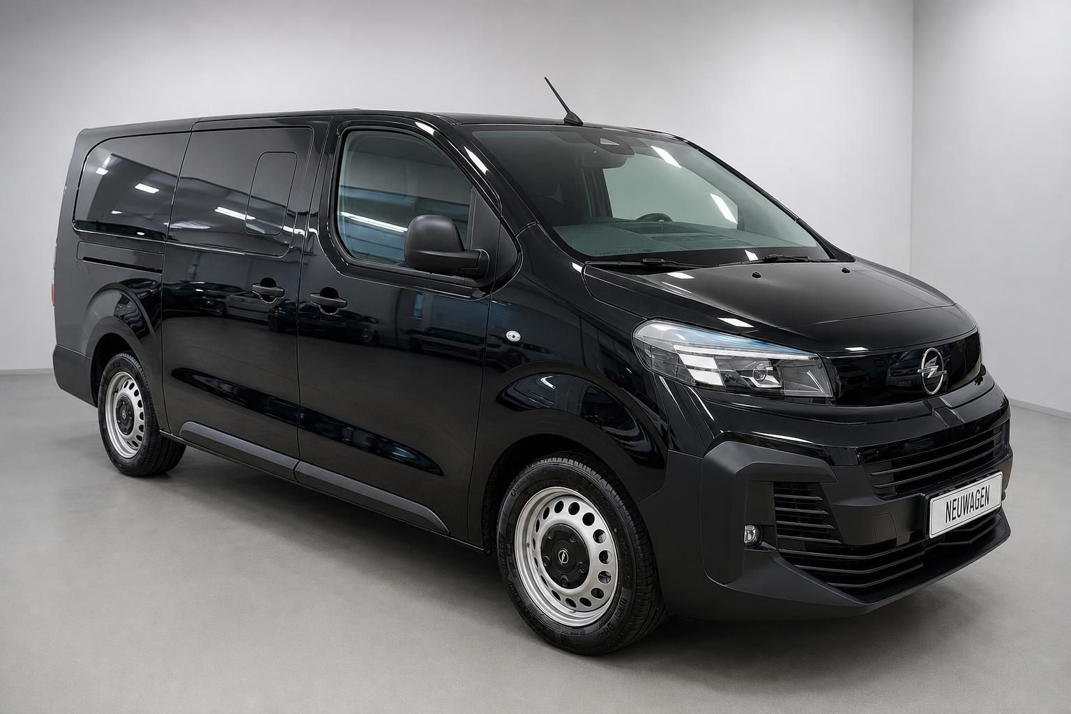 Opel Vivaro schwarz Frontansicht seitlich Neuwagen Kastenwagen