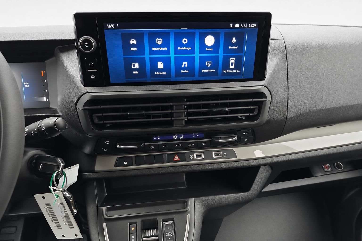 Opel Infotainment-Touchscreen im Fahrzeug mit Menueansicht