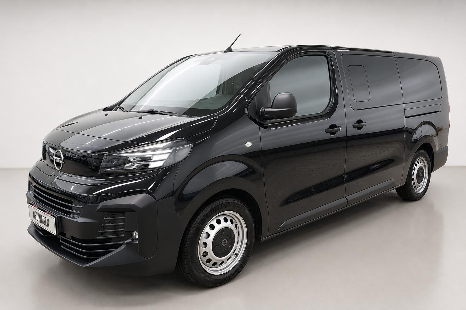 Opel Vivaro schwarz Seitenansicht vorne Neuwagen Transporter