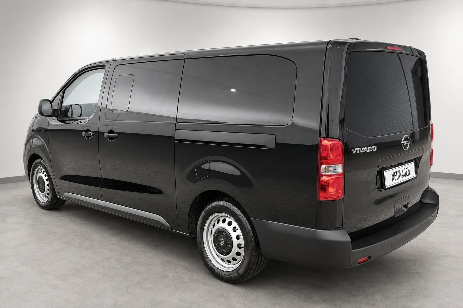 Opel Vivaro schwarz Heckansicht Neuwagen Transporter Studio