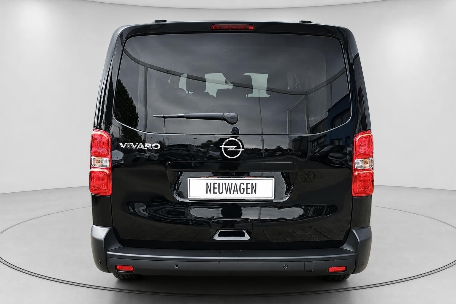 Opel Vivaro schwarz, Heckansicht mit Kennzeichen Neuwagen