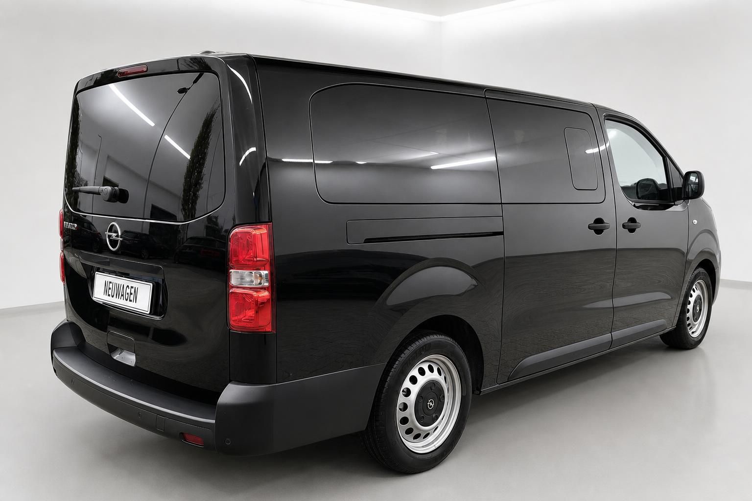 Opel Vivaro schwarz, Heckansicht seitlich im Studio