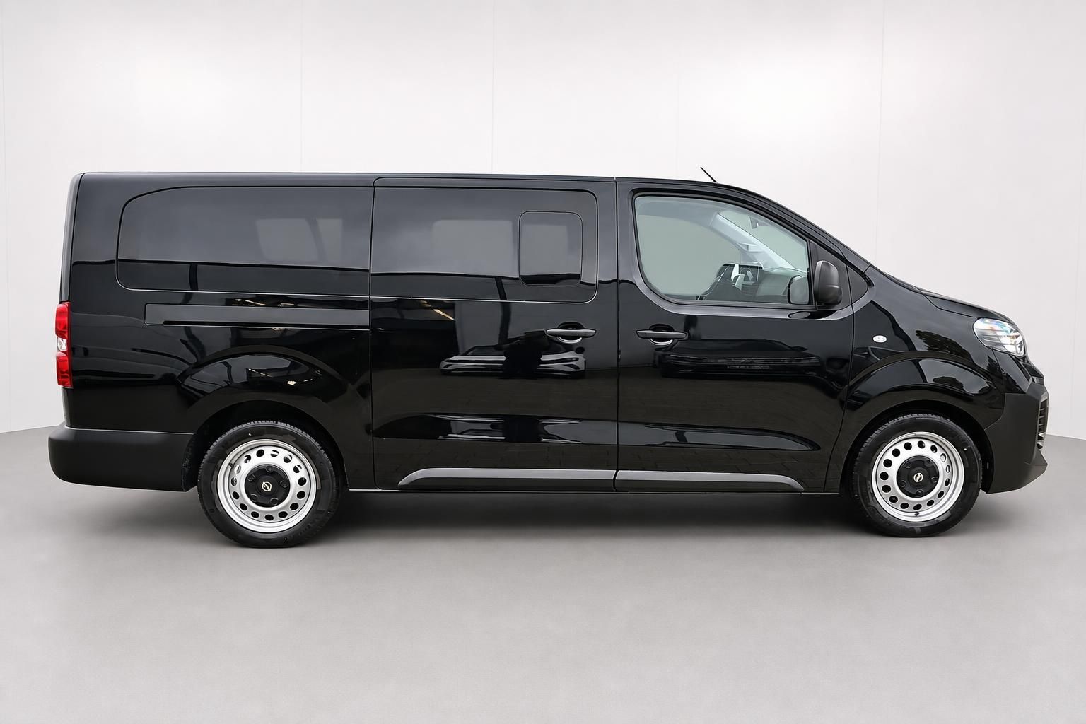 Opel Vivaro schwarz, Seitenansicht Kastenwagen im Studio
