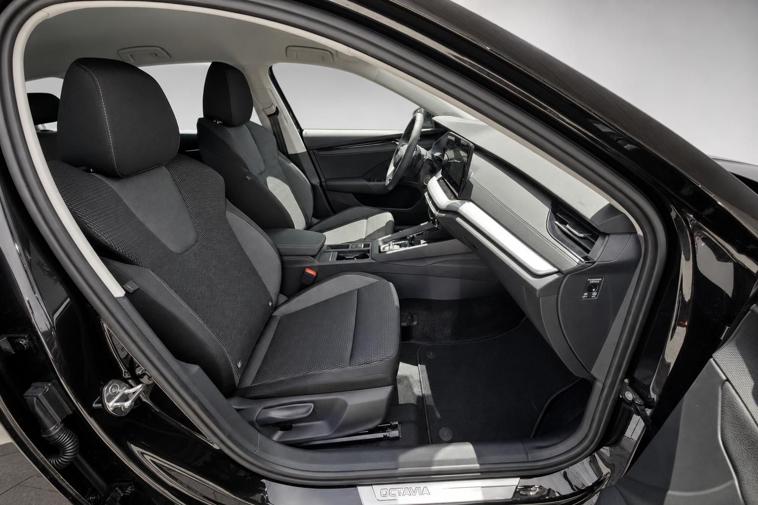 Skoda Octavia Interieur, Vordersitze und Armaturenbrett Detail