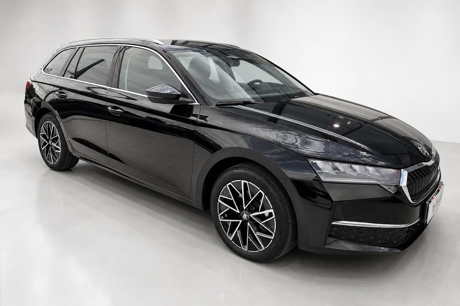 Skoda Octavia Combi in Schwarz, Frontansicht schräg im Studio