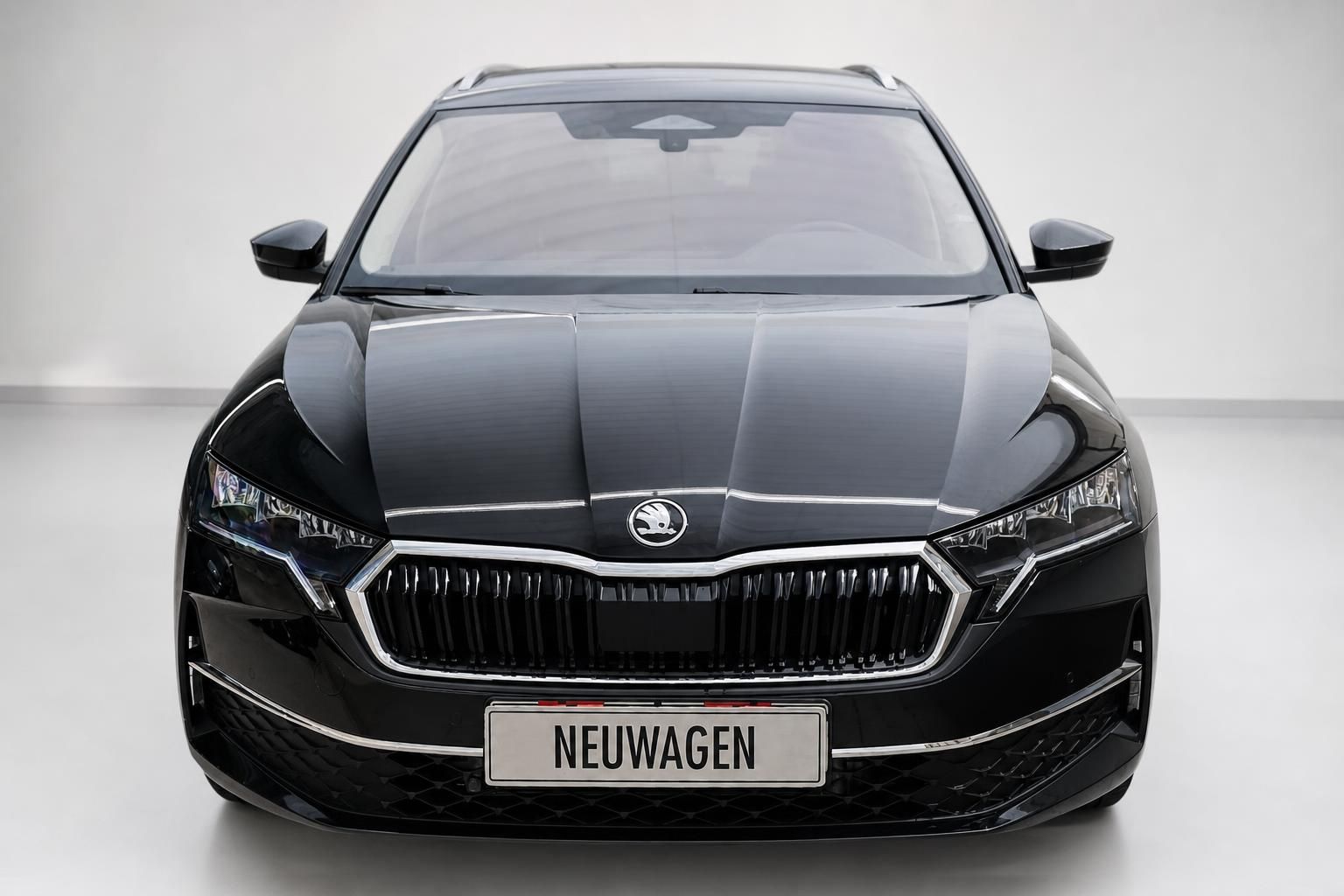 Skoda Octavia Combi schwarz, Frontansicht mit Kühlergrill und Logo