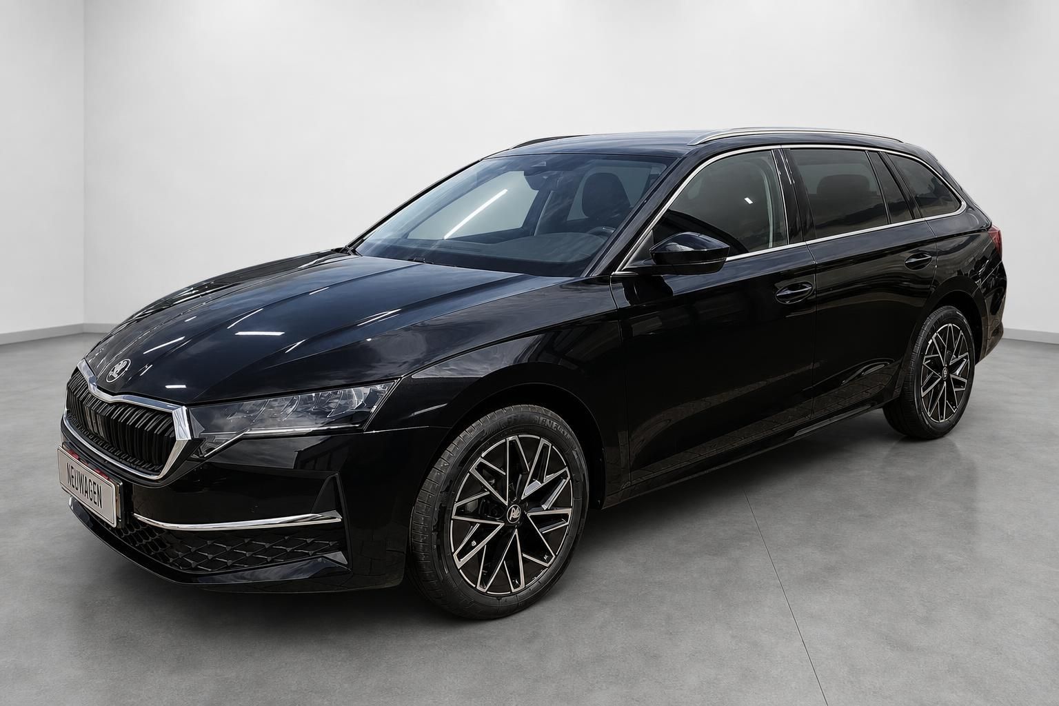 Skoda Octavia Combi in Schwarz, Frontansicht schräg, Studioaufnahme
